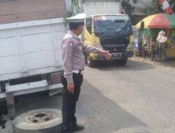 Unit Lantas Polsek Cisauk Lakukan Pengaturan Antisipasi Kemacetan Akibat Truk Patah As Roda