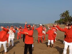 Senam Sambil Memandang Laut, Ibu SGL Antusias Di Pantai Batu Putri Lebak Banten