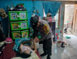 Bhabinkamtibmas Ciputat Timur Salurkan Bantuan kepada Janda Sakit di Kelurahan Sawah Baru