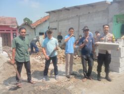 Polri Peduli: Bhabinkamtibmas Desa Palasari Dampingi Peletakan Batu Pertama Bedah Rumah untuk Korban Kebakaran