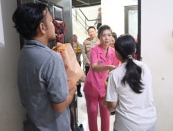 Door To Door, Kapolres Tangsel Bagikan Sembako Ke Penghuni Aspol Pakujaya