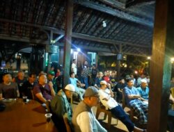 Nobar Bareng Warga, Bhabinkamtibmas Kelapa Dua Ajak Jaga Keamanan Jelang Pilkada 2024