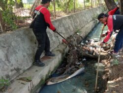 Antisipasi Banjir, Satgas Kecamatan Karawaci Kota Tangerang Normalisasi dan Bersihkan Drainase