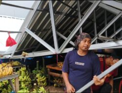 Banguan Kios Pasar Ambruk Akibat Hujan Angin