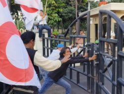 Demonstran Masyarakat Tangerang Gerudug Puspem Atas Kekecewaan Nasib Ribuan THL