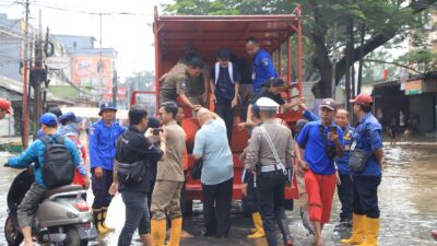 BPBD Kota Tangerang, Sigap Terjunkan Personil Dalam Tangani Banjir Kiriman di Wilayah Ciledug Indah