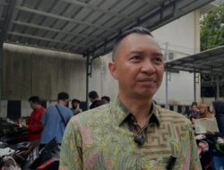 Samsat Ciputat Jadi Lautan Orang, Mereka Rela Antre Untuk Bayar Pajak Kendaraan 
