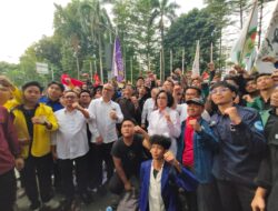 Mendiktisaintek Brian Yuliarto Temui Ratusan Mahasiswa yang Gelar Aksi Unjuk Rasa di Hardiknas 2025 Di Kantor Kemristekdikti