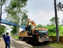 Normalisasi Sungai, Rutinitas PUPR Kota Tangerang Bersihakan Sampah di Kali Sabi