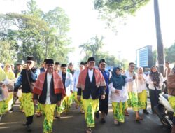 Festival Al-A’zhom 2025, Ribuan Warga Turut Ambil Bagian Pawai Sarungan Batik Tetengger
