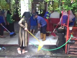Personel Pos Damkar Kecamatan Pinang Bantu Bersihkan Sisa Lumpur di SDN Kunciran 9 Kota Tangerang