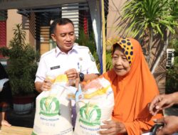 Sebanyak 858 KPM Kelurahan Periuk Terima Bantuan Beras 20 kg