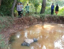 Respon Cepat Polsek Ciputat Timur, Evakuasi Mayat Mengambang di Ciputat, Tangsel