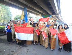 Diskominfo Kota Tangerang Gelar Aksi Bagikan Bendera Merah Putih Kepada Para Pengendara