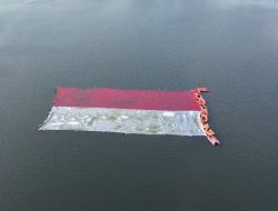 Pertama Kali, Bendera Merah Putih Raksasa Berkibar di Situ Gintung
