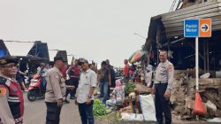 POLSEK CIPUTAT TIMUR LAKSANAKAN PATROLI STRONG POINT DI PASAR CIPUTAT UNTUK CEGAH GANGGUAN KAMTIBMAS