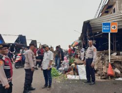 POLSEK CIPUTAT TIMUR LAKSANAKAN PATROLI STRONG POINT DI PASAR CIPUTAT UNTUK CEGAH GANGGUAN KAMTIBMAS