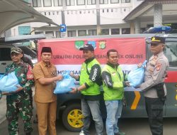 Polsek Pamulang Bersama Tiga Pilar, Berbagi dengan Ojek Online, Wakapolsek Mulyadi Tegaskan Komitmen Jaga Kamtibmas