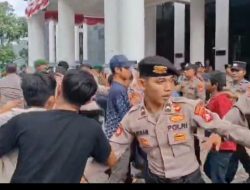 Ricuh di DPRD Pandeglang! Pendemo Ngamuk, Hina Wartawan: “Percuma Audiensi Sama Wartawan