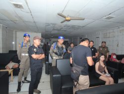 Pelaku Kena Denda 50 juta, Satpol PP Tangsel Sita 400 Botol Miras di Tempat Karaoke Ciputat