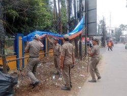 Operasi Penertiban, Kecamatan Periuk Tertibkan Spanduk Liar di Sepanjang Jalan M Toha