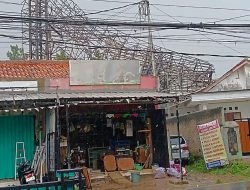 Akibat Hujan Deras dan Angin Kencang, Papan Reklame Roboh di Ciputat, Timpa Rumah Warga