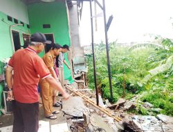 Lurah Pamulang Timur Tinjau Turap yang Longsor, Empat Rumah Terdampak 