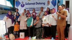 Ketua TP Posyandu Provinsi Banten Tinjau Posyandu Pari, Serahkan Bantuan Kursi Roda kepada Warga Pamulang Timur