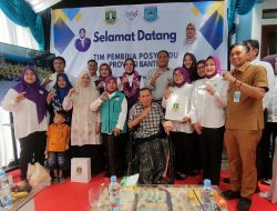 Ketua TP Posyandu Provinsi Banten Tinjau Posyandu Pari, Serahkan Bantuan Kursi Roda kepada Warga Pamulang Timur