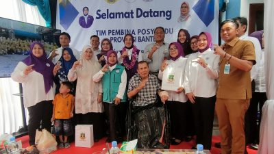 Ketua TP Posyandu Provinsi Banten Tinjau Posyandu Pari, Serahkan Bantuan Kursi Roda kepada Warga Pamulang Timur