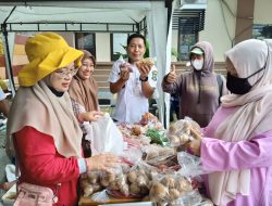 Masyarakat Kelurahan Tajur, Antusias Datang Silih Berganti Beli Produk-produk Gampang Sembako On The Road