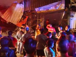 Jelang Akhir Tahun Toko Material dan Bengkel di Cirendeu, Ciputat Ludes Terbakar Api