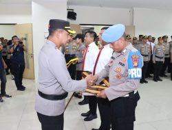 Kapolres Metro Jakarta Barat Pimpin Upacara Kenaikan Pangkat dan Penghargaan