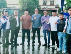 Advokat PADI Bersama Ormas Berbagi 1.447 Takjil, Ratusan Warga Padati Alun-alun Pondok Aren 