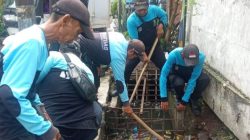 Satgas Kecamatan Karawaci Masifkan Pengangkatan Sampah dan Sedimen di Saluran Air