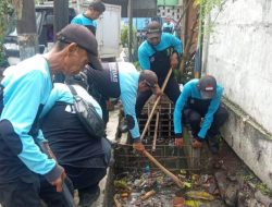 Satgas Kecamatan Karawaci Masifkan Pengangkatan Sampah dan Sedimen di Saluran Air