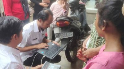Petugas Kecamatan Jatiuwung Laksanakan Rekaman KTP-el Secara Langsung bagi Warga Disabilitas