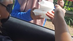 ‎Berbagi di Hari Jumat, Info Warga Ciledug Salurkan Ratusan Nasi Box untuk Pekerja Informal