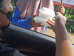 ‎Berbagi di Hari Jumat, Info Warga Ciledug Salurkan Ratusan Nasi Box untuk Pekerja Informal