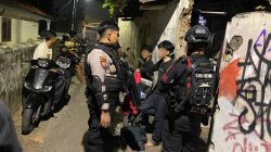 Patroli Brimob PMJ Dan Perintis Gagalkan Dugaan Tawuran di Cipinang Muara, Sajam dan Molotov Diamankan