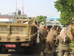 Jaga Fasilitas Umum, Satpol PP Kota Tangerang Tertibkan PKL di Kawasan Tugu Adipura