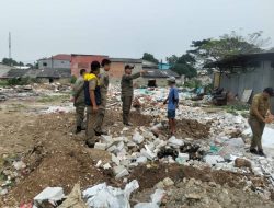 Tindak Lanjuti Laporan Masyarakat, Petugas Trantib Kecamatan Cibodas Kota Tangerang Hentikan Pembakaran Sampah 