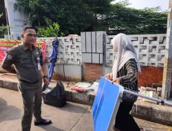 Kedepankan Pendekatan Persuasif, Trantib Kecamatan Cipondoh Tertibkan PKL di Kawasan GOR Gondrong