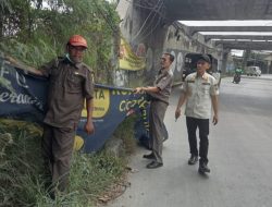 Trantib Kecamatan Neglasari Berhasil Tertibkan Puluhan Spanduk Liar di Jalan Protokol