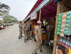 Petugas Trantib Kecamatan Periuk Sosialisasikan terkait penertiban PKL Liar di Situ Bulakan Kota Tangerang